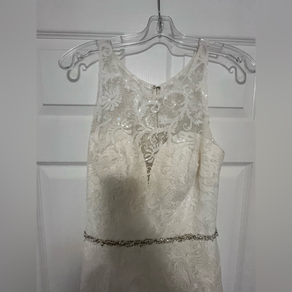 Brand new wedding dress SIZE 10.